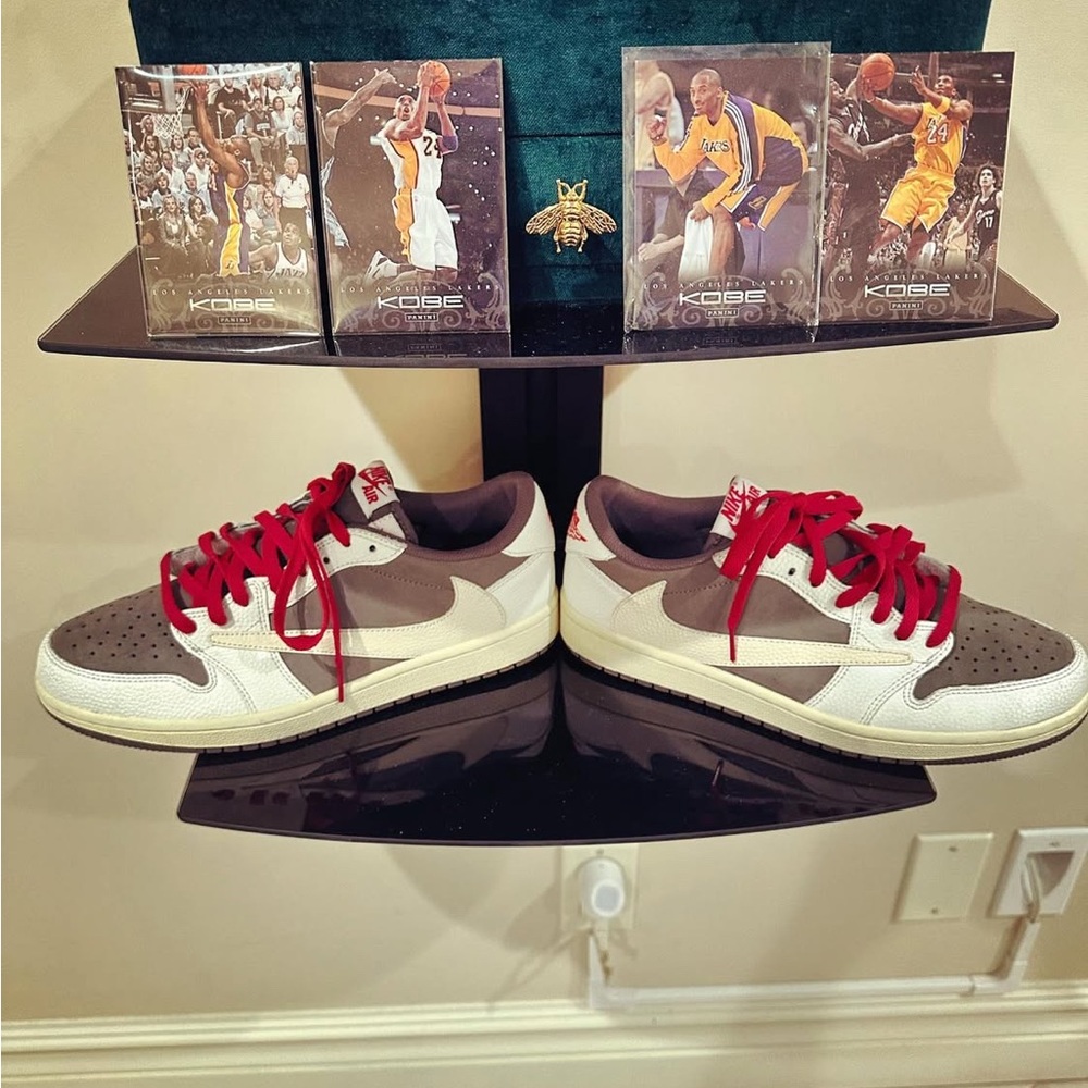 Travis Scott Jordan 1 lows size 9.5 worn 2 times.  Mint condition.